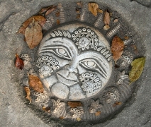 imagen escultura de sol maya