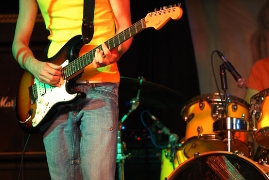 imagen rockero con guitarra