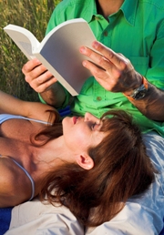 imagen pareja leyendo